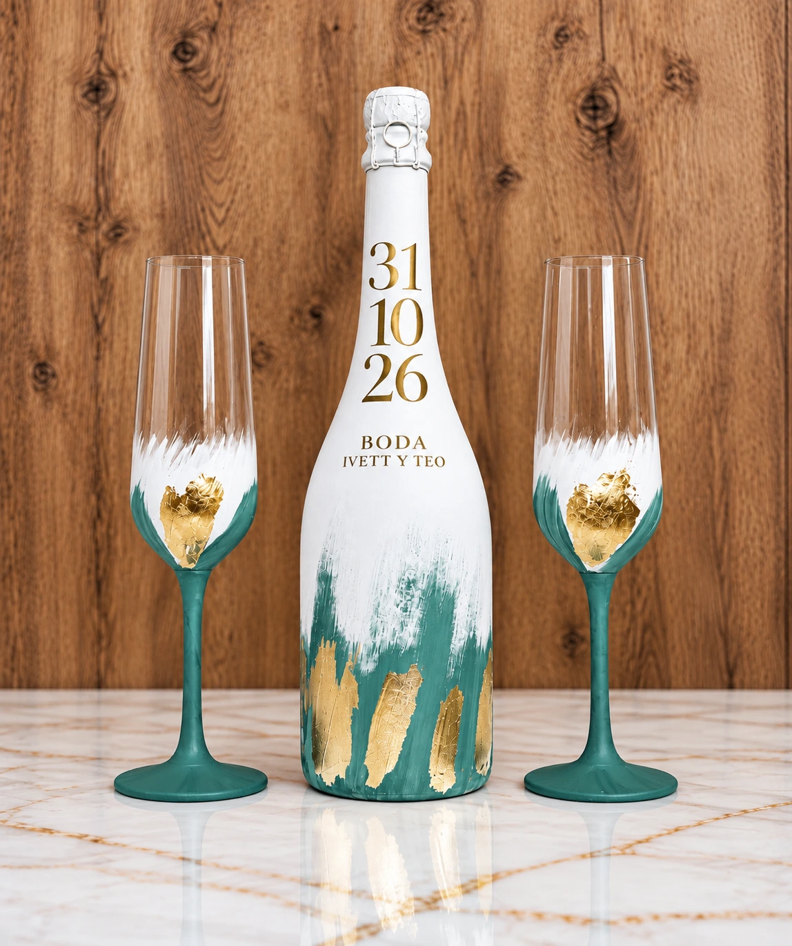 Botella y copas para boda pintadas en verde, blanco y pan de oro con fecha personalizada